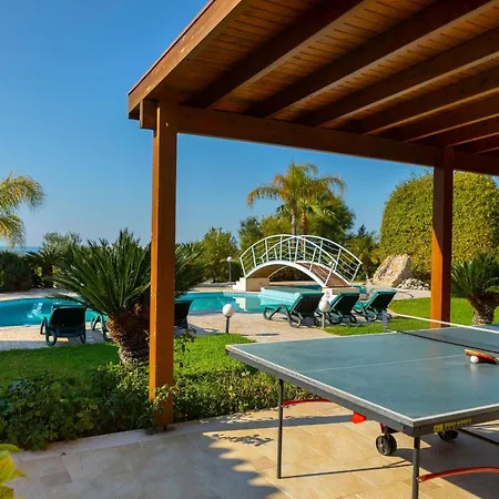 Coral Bay View, Walking Distance To The Beach!