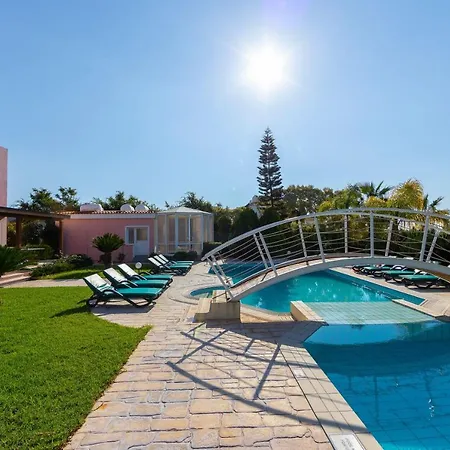 Coral Bay View, Walking Distance To The Beach! Peyia