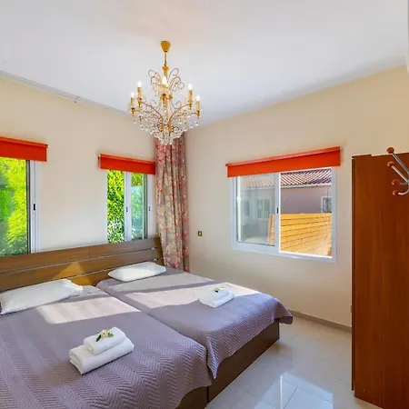 Coral Bay View, Walking Distance To The Beach!
