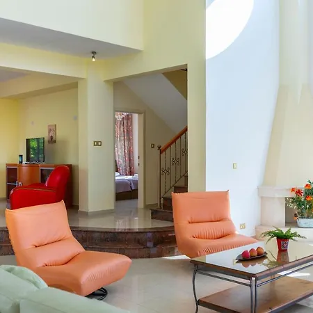 Coral Bay View, Walking Distance To The Beach! * Peyia