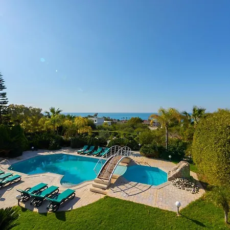 Coral Bay View, Walking Distance To The Beach!