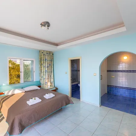 Coral Bay View, Walking Distance To The Beach!