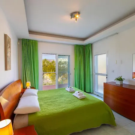 Villa Coral Bay View, Walking Distance To The Beach! Peyia