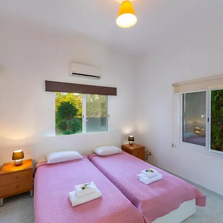 Coral Bay View, Walking Distance To The Beach! Villa