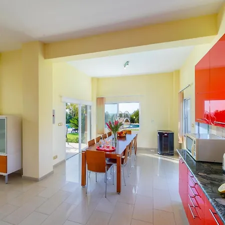 Villa Coral Bay View, Walking Distance To The Beach! *