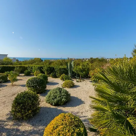 Villa Coral Bay View, Walking Distance To The Beach! *