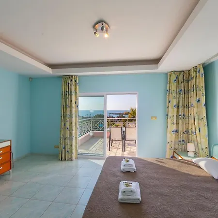 Coral Bay View, Walking Distance To The Beach! *