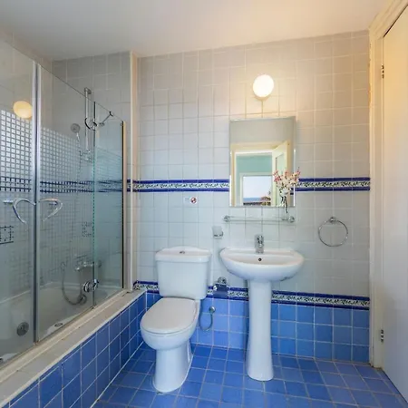 Coral Bay View, Walking Distance To The Beach!