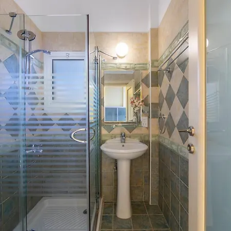Coral Bay View, Walking Distance To The Beach! *