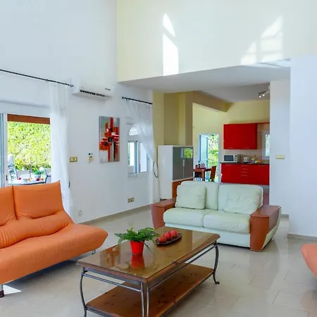 Coral Bay View, Walking Distance To The Beach! * Peyia