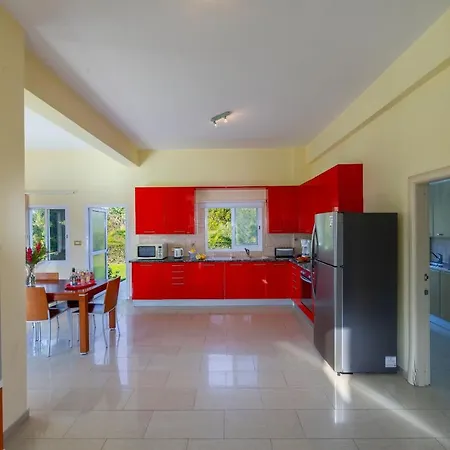 Coral Bay View, Walking Distance To The Beach!