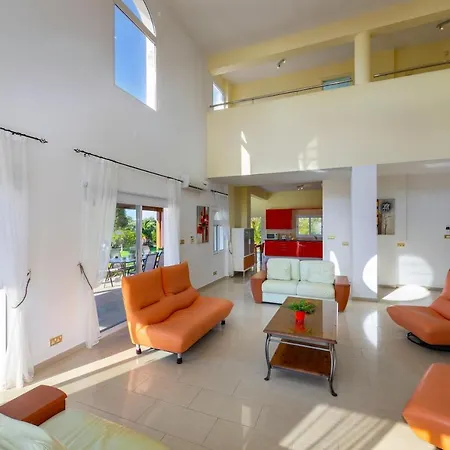 Coral Bay View, Walking Distance To The Beach! * Peyia